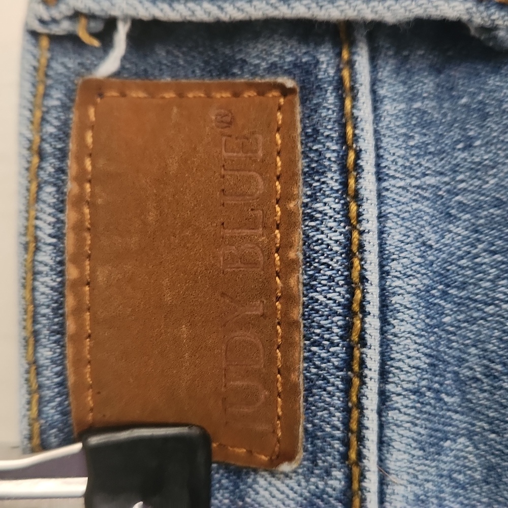 Judy Blue Relaxed Fit Skinny Jeans - Picture 3 of 4